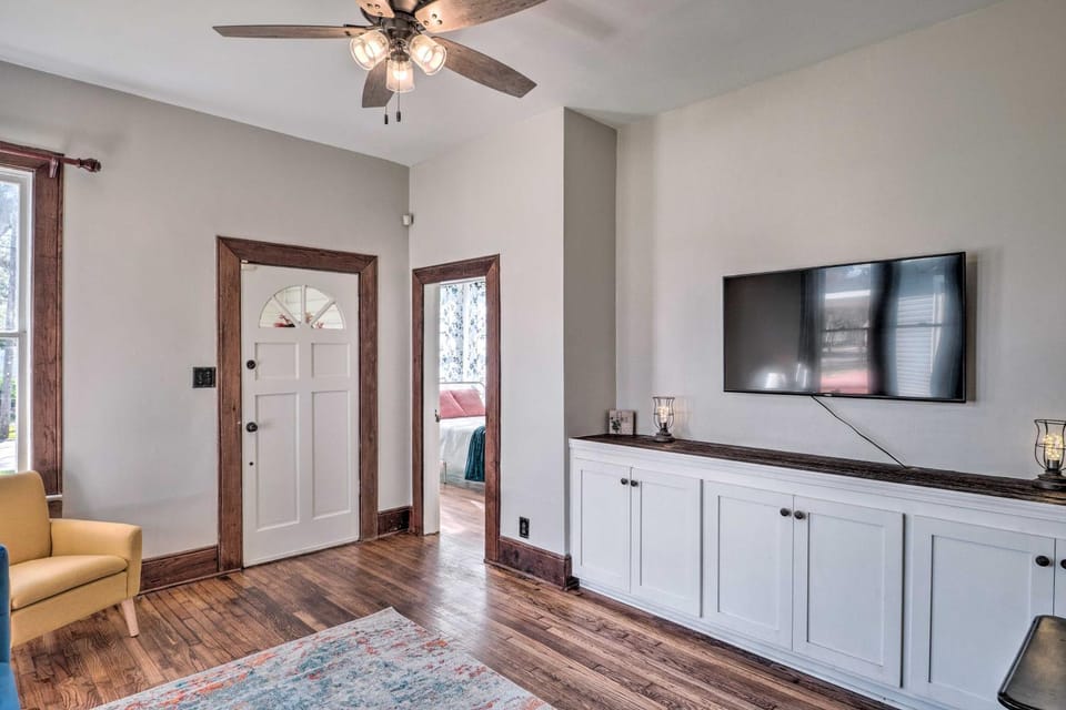 Lake Charles Cottage w/ Fireplace & Yard! House in Lake Charles