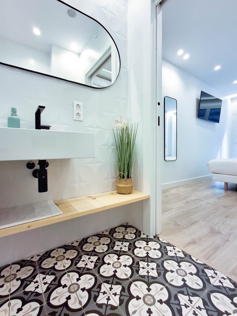 Shower, Toilet, Bathroom, hair dryier, heating, internet, soundproof, towels, air conditioner