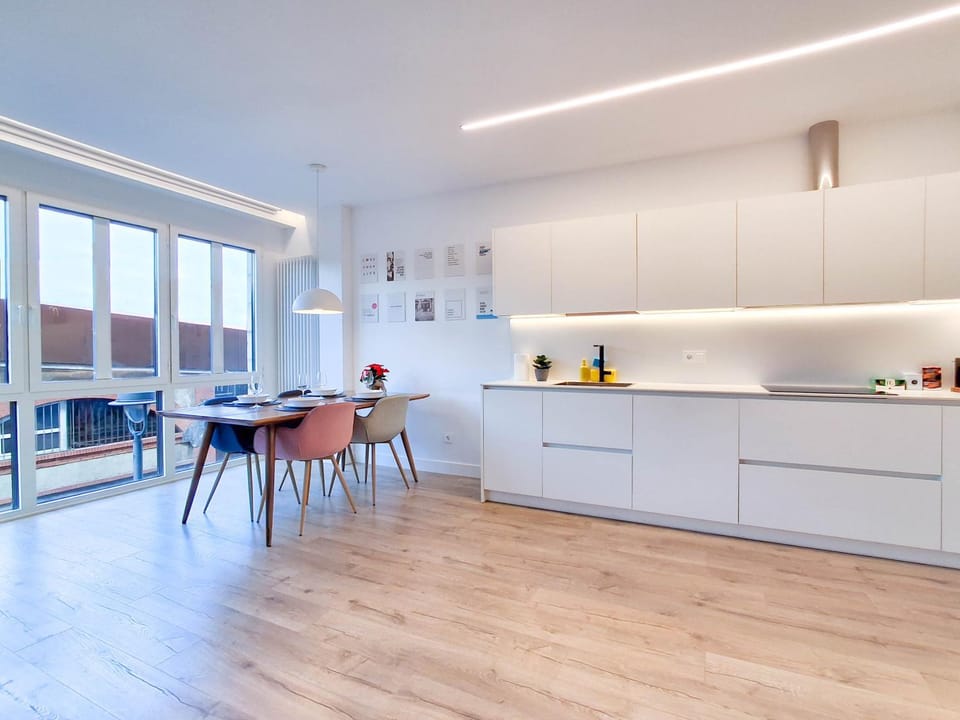Coffee/tea facilities, Kitchen or kitchenette, Seating area, Dining area, City view, dishwasher, flat iron, heating, microwave, oven, soundproof, stove, toaster, kitchen, air conditioner