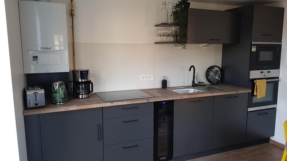 Coffee/tea facilities, Kitchen or kitchenette, oven, stove, toaster