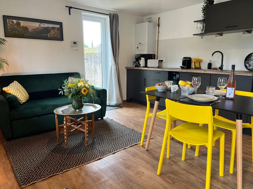 Coffee/tea facilities, Kitchen or kitchenette, Living room, Dining area