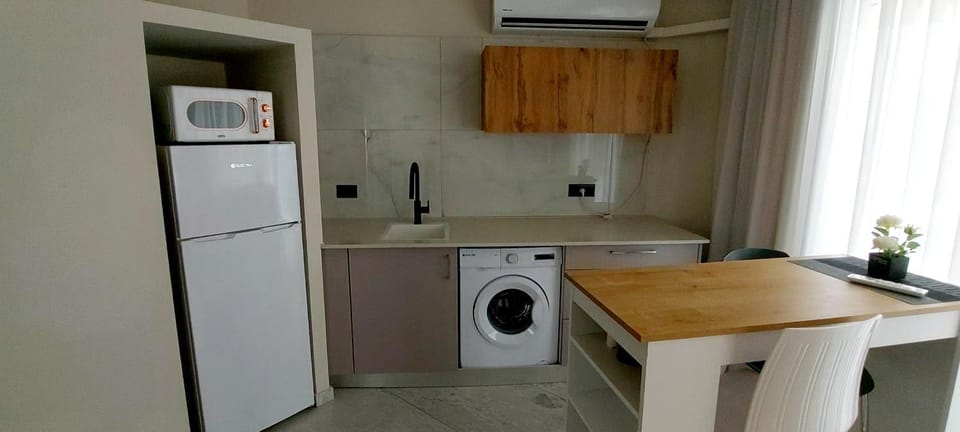 Kitchen or kitchenette, air conditioner