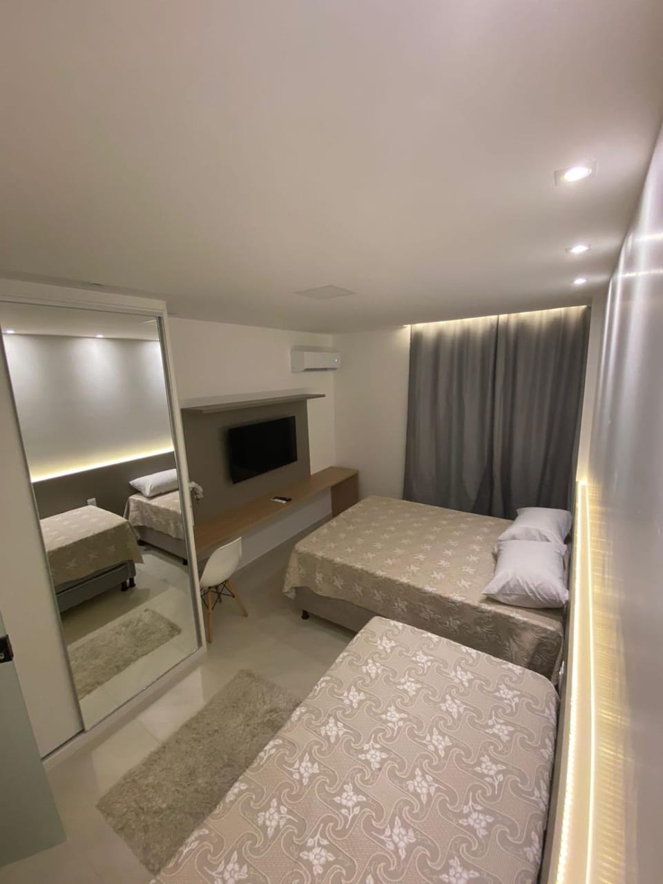 Bed, TV and multimedia, Photo of the whole room