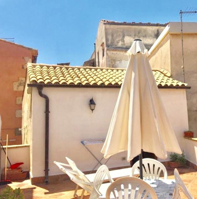 La casa con il terrazzo,via arizzi Ortigia House in Syracuse