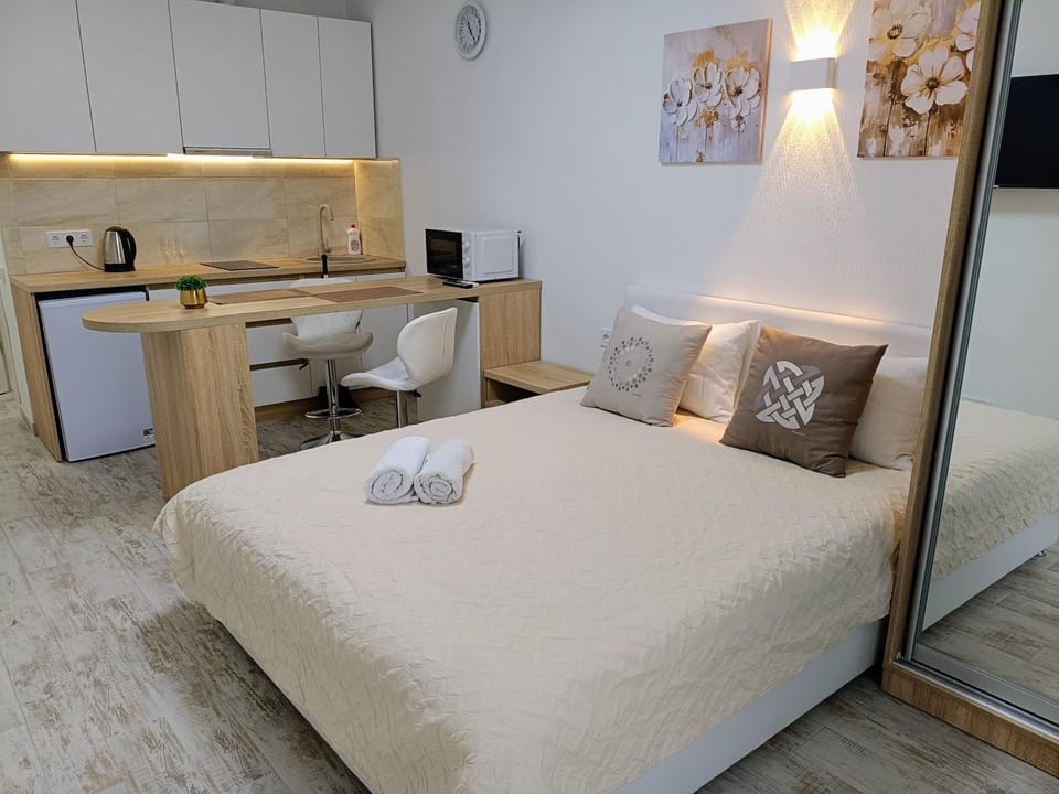 Bed, Kitchen or kitchenette, Photo of the whole room, Bedroom, towels