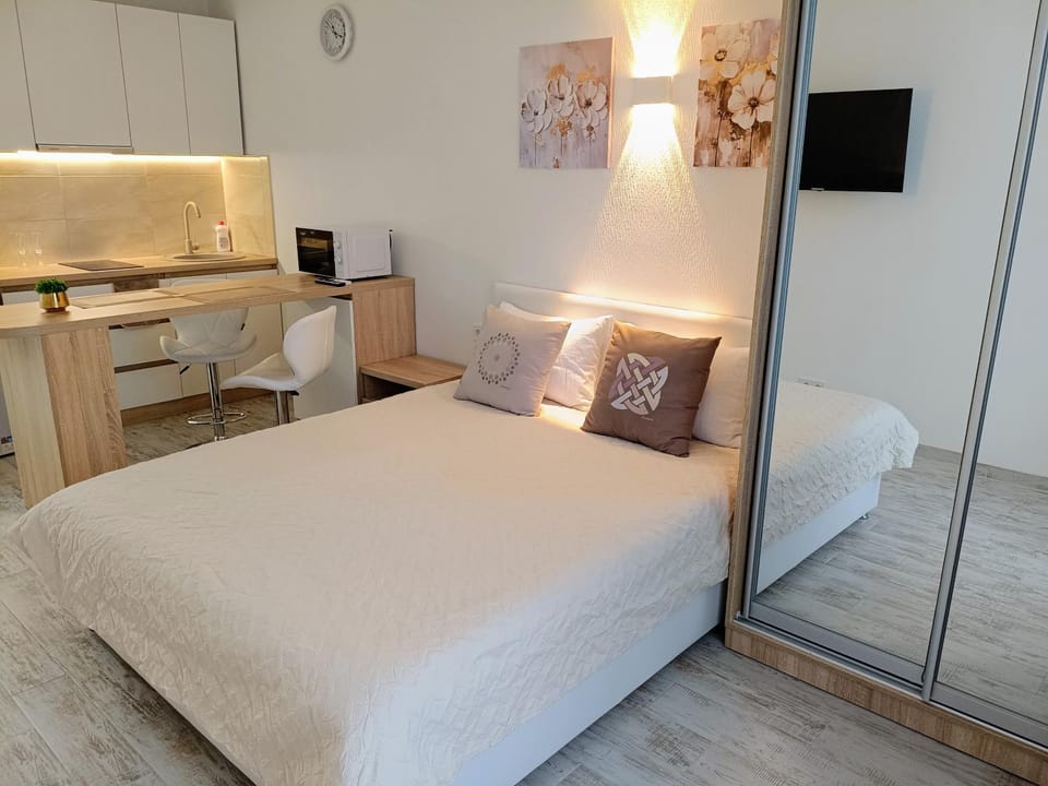 Bed, TV and multimedia, Photo of the whole room, Bedroom, wardrobe