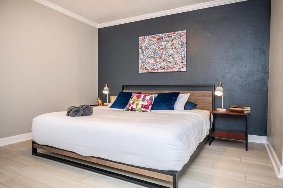 Downtown! 24h Concierge! Private Balcony! 11K House in Atlanta