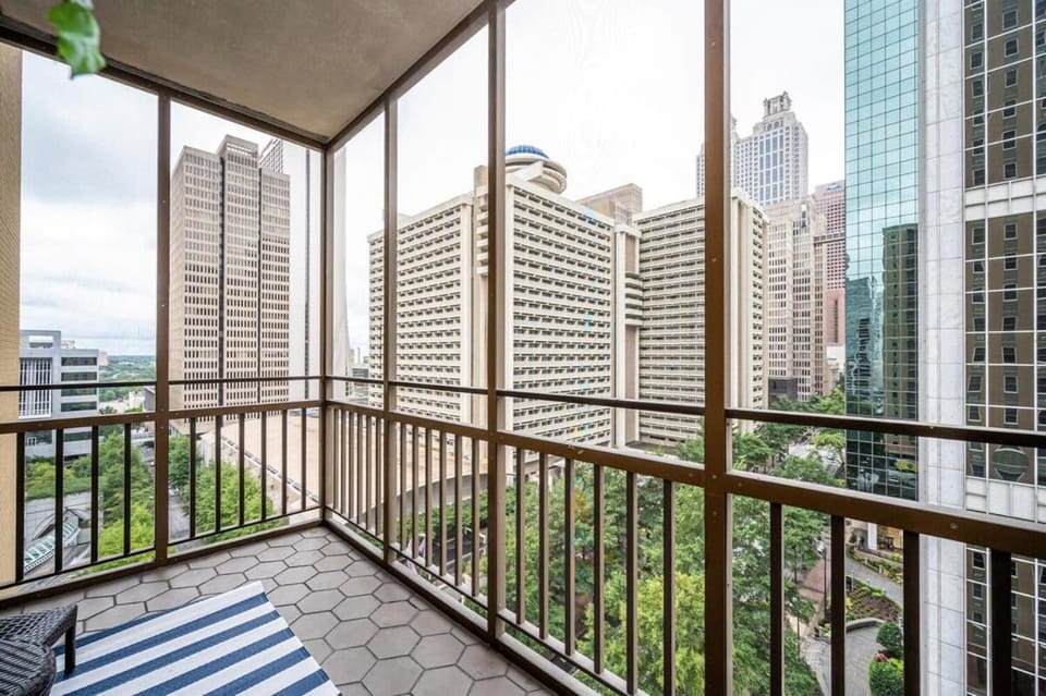 Downtown! 24h Concierge! Private Balcony! 11K House in Atlanta