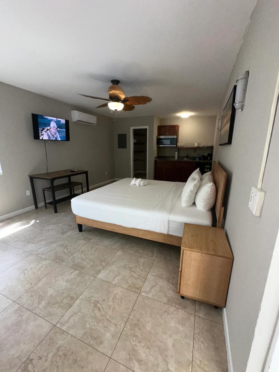 Bed, TV and multimedia, Living room