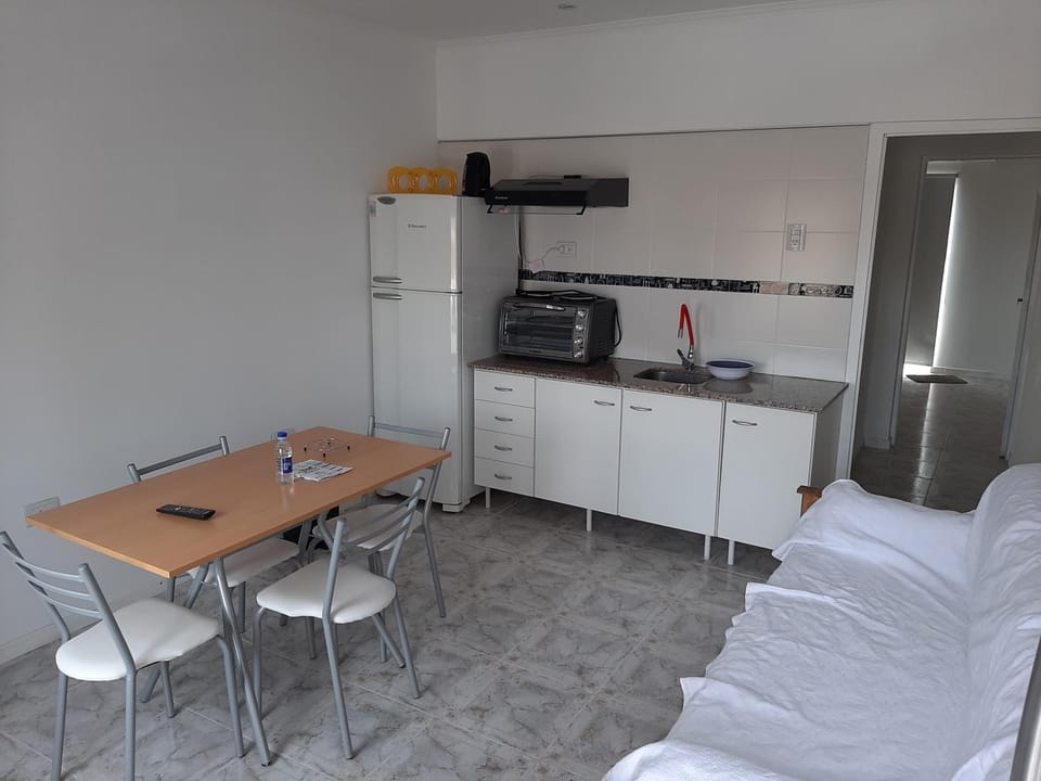 Kitchen or kitchenette, Dining area, oven