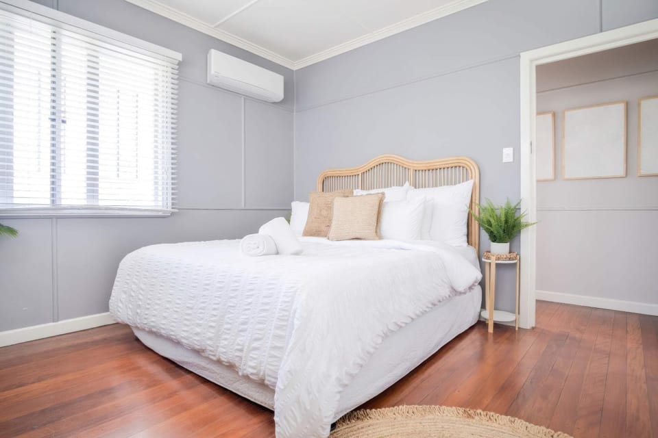 Bed, Photo of the whole room, Bedroom, air conditioner