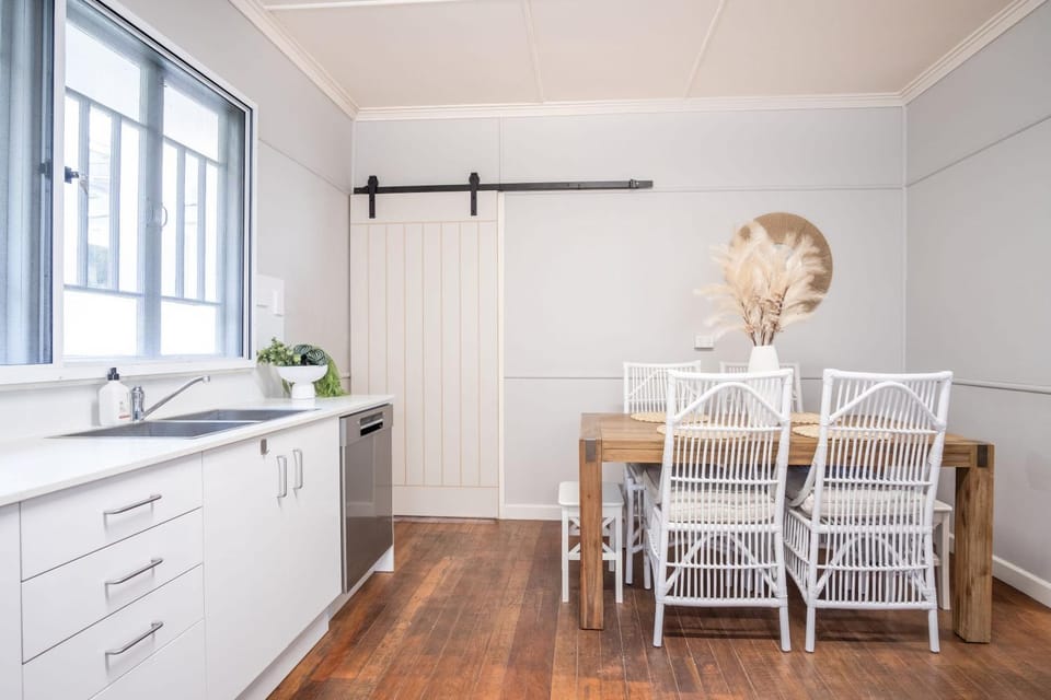 Kitchen or kitchenette, Seating area, Dining area