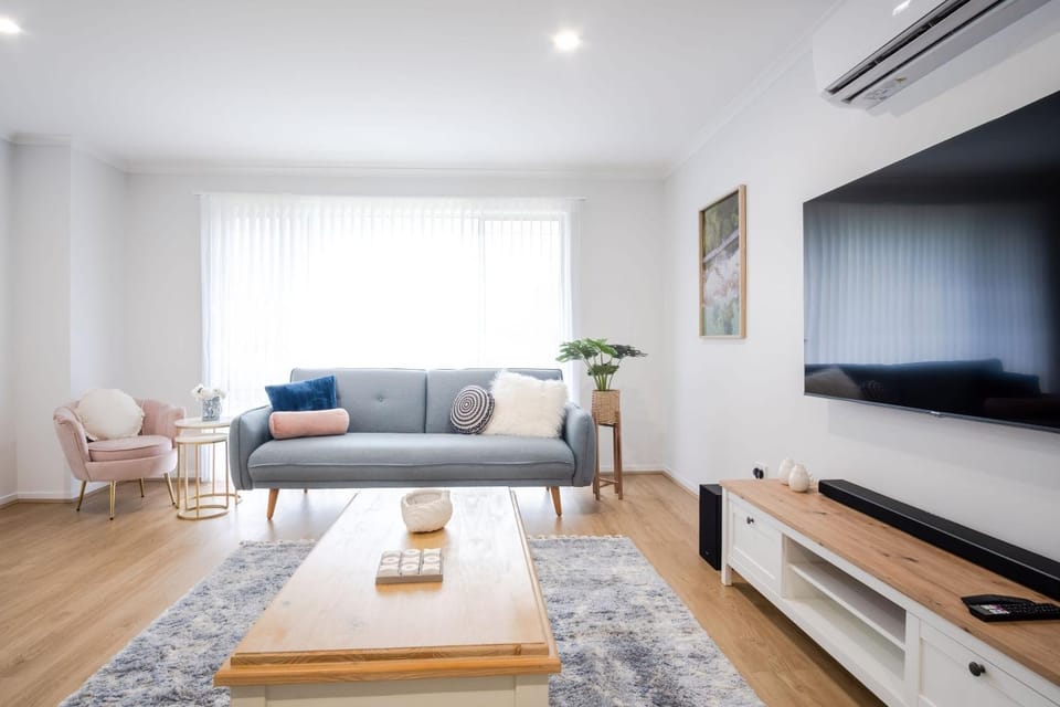 TV and multimedia, Living room, Seating area, Evening entertainment, air conditioner