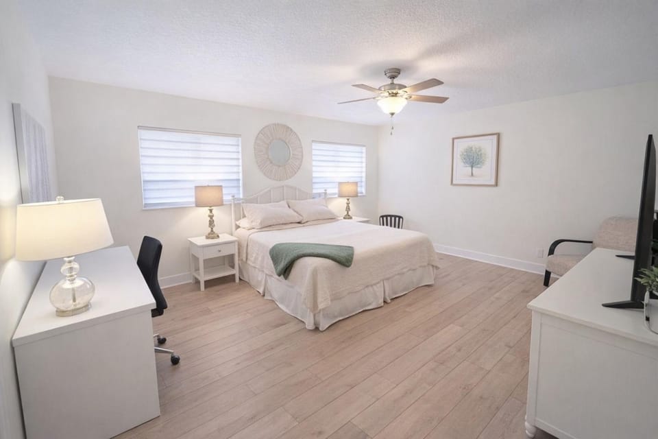 Bed, TV and multimedia, Photo of the whole room, Bedroom