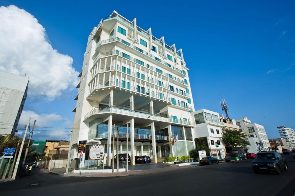 Property building, Day, Neighbourhood, City view, Location, Parking
