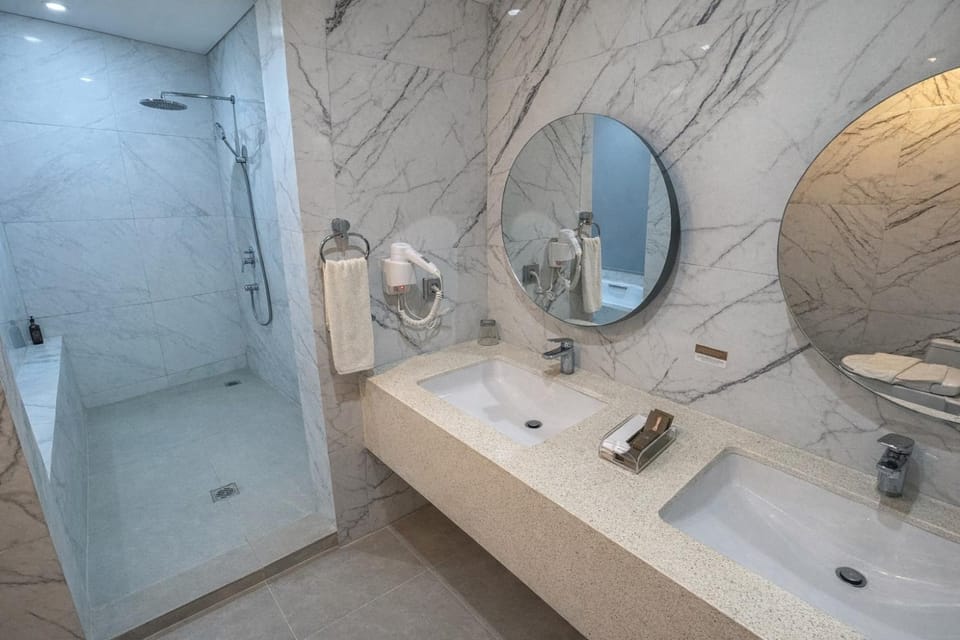Shower, Toilet, Bathroom, towels