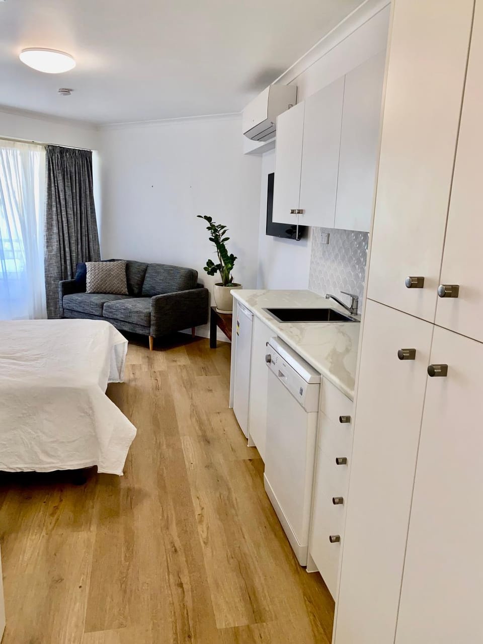 Top Floor , Ocean and Resort Pool Views at Alex Beach Resort for 2 !!! Apartment in Sunshine Coast