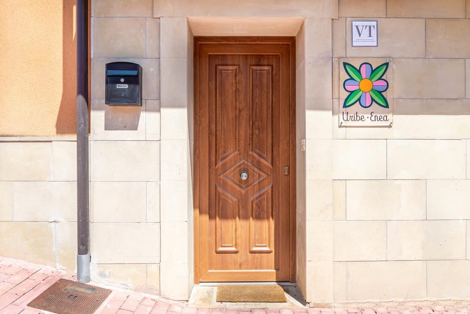 URIBE-ENEA Casa sola con amplio patio en Elciego con visita a bodega, siempre sujeta a disponibilidad House in La Rioja