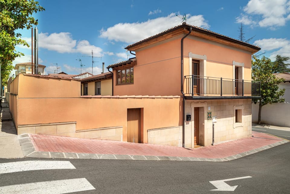 URIBE-ENEA Casa sola con amplio patio en Elciego con visita a bodega, siempre sujeta a disponibilidad House in La Rioja