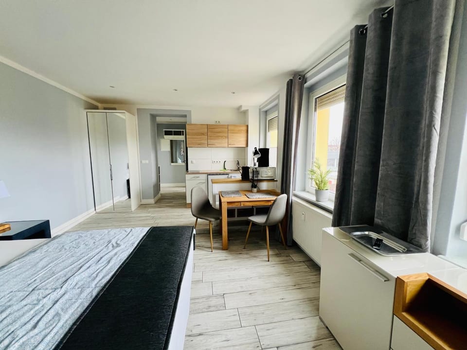 Bed, Kitchen or kitchenette, Photo of the whole room, Dining area