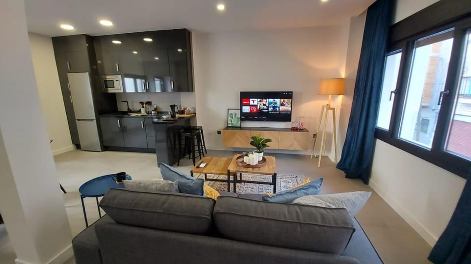 TV and multimedia, Living room, Seating area, Dining area