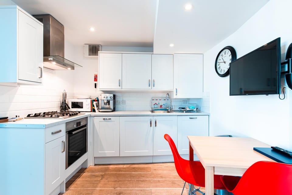 TV and multimedia, Coffee/tea facilities, dishwasher, minibar, pet friendly, stove
