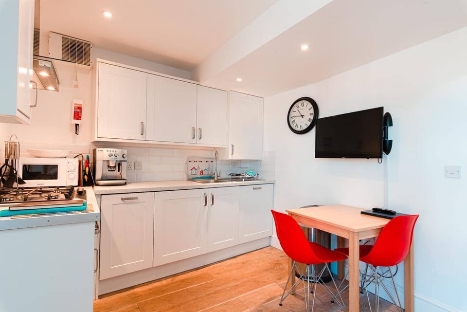 Coffee/tea facilities, Dining area, dishwasher, stove, washing machine