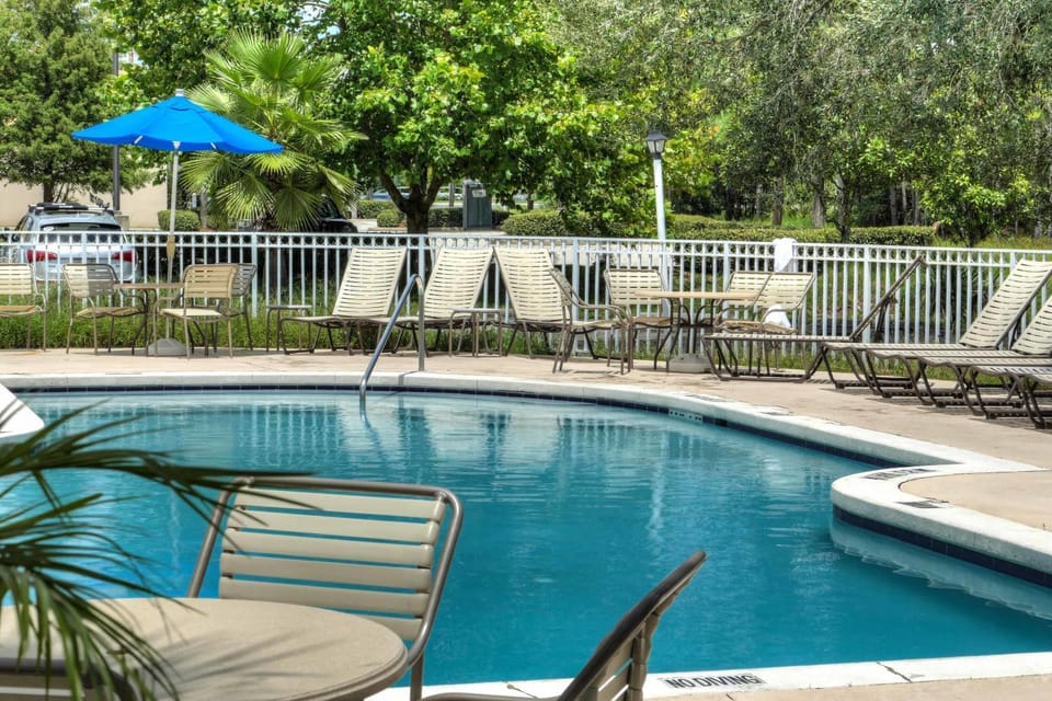 BBQ facilities, Balcony/Terrace, Swimming pool, Alcoholic drinks, Family