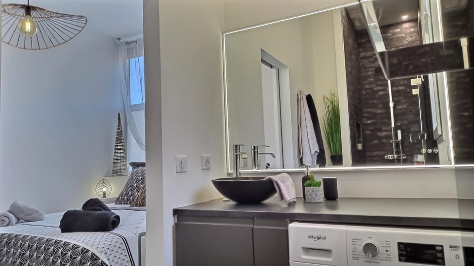 Bed, Bathroom, Bedroom, towels