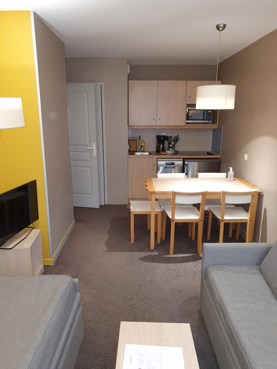 Kitchen or kitchenette, Dining area