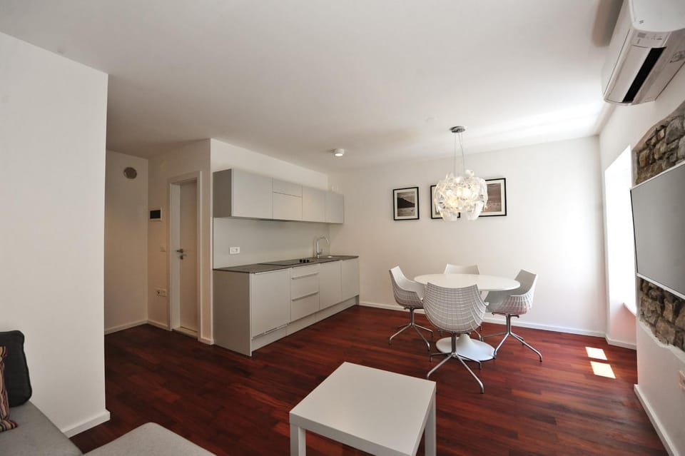 Kitchen or kitchenette, Seating area, stove