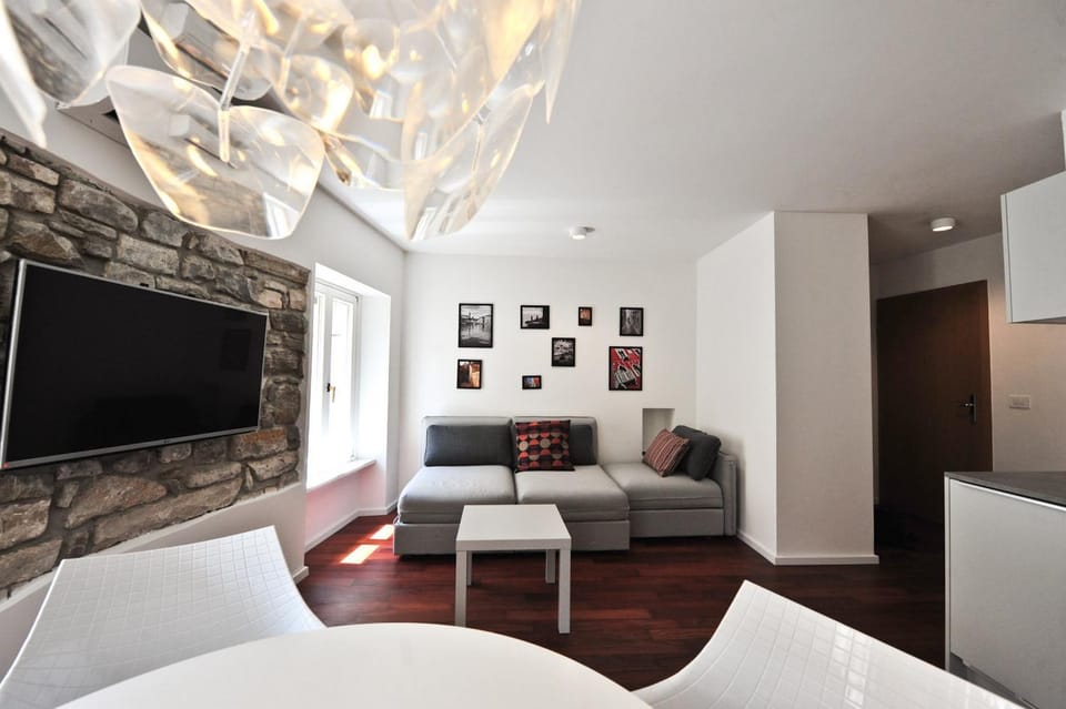 TV and multimedia, Seating area