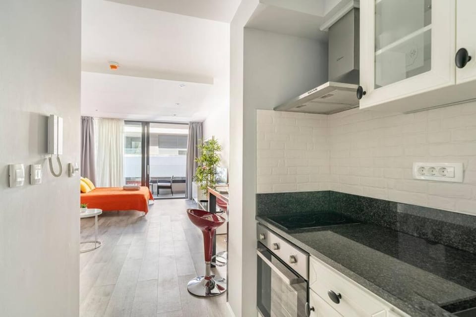 Kitchen or kitchenette, minibar, stove