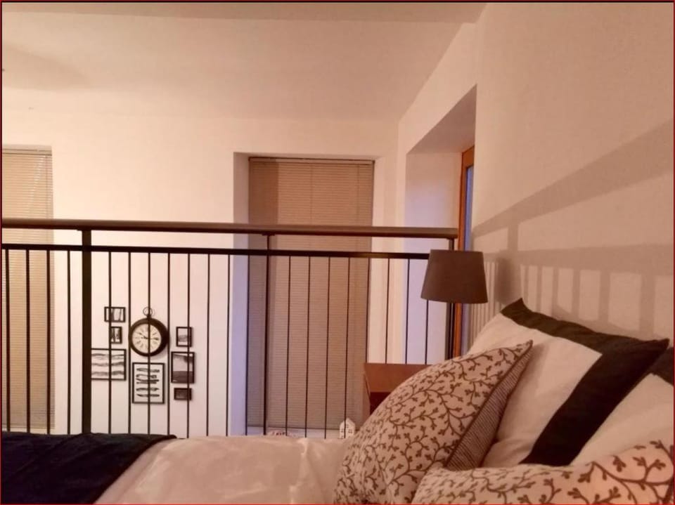 Central Mezzanine Apartment in Historic School Apartment in Edinburgh