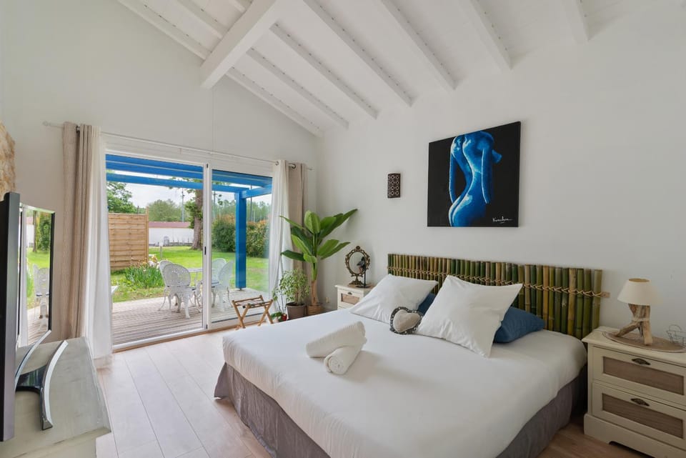 Bed, TV and multimedia, Photo of the whole room, towels
