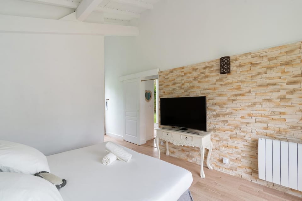 TV and multimedia, Photo of the whole room, Bedroom