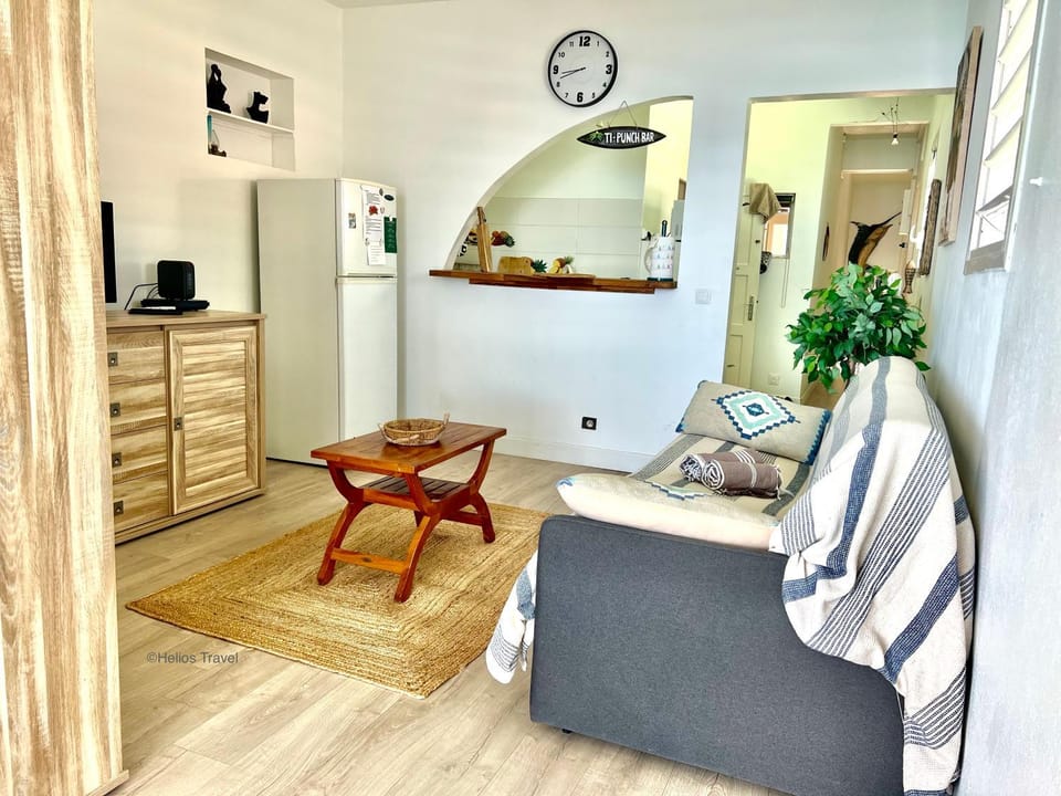 TV and multimedia, Kitchen or kitchenette, Living room, Seating area, internet, air conditioner