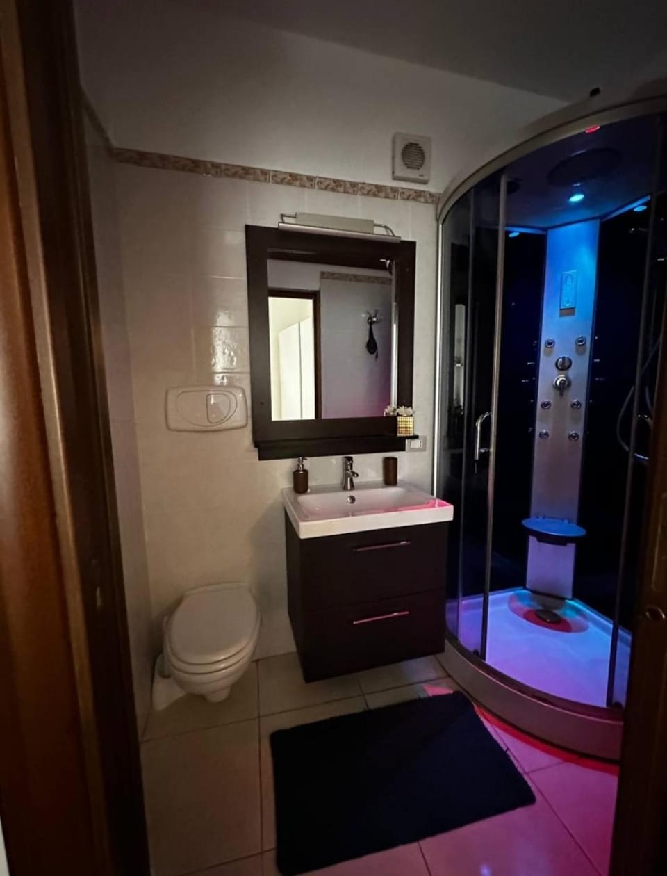 Shower, Toilet, Photo of the whole room, Bedroom, towels