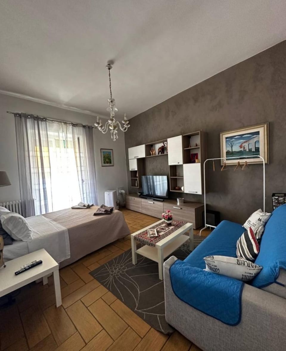 Bed, TV and multimedia, Photo of the whole room, Dining area, oven
