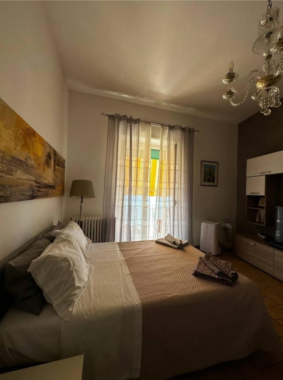 Bed, TV and multimedia, Photo of the whole room, Bedroom