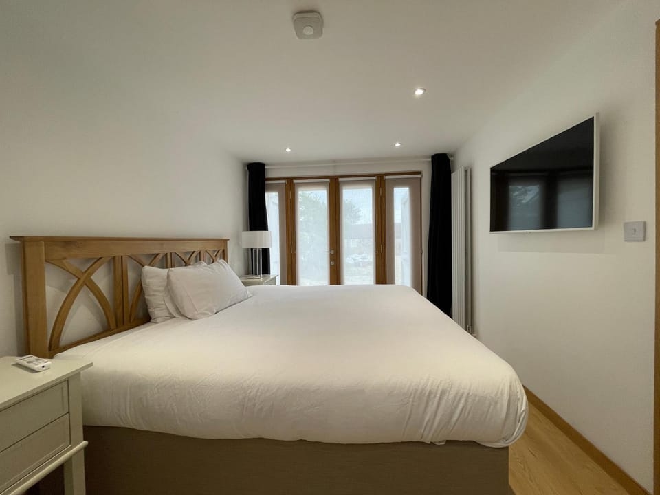 Bed, TV and multimedia, Bedroom