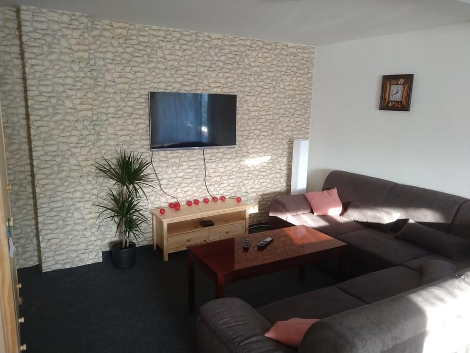 Communal lounge/ TV room, TV and multimedia, Living room, Seating area