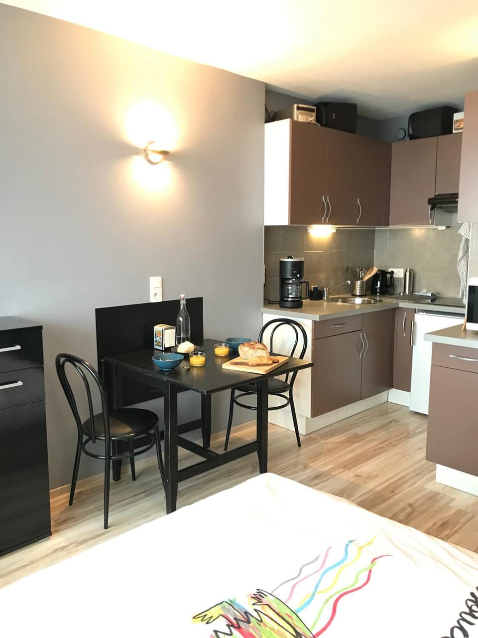 Kitchen or kitchenette, Dining area