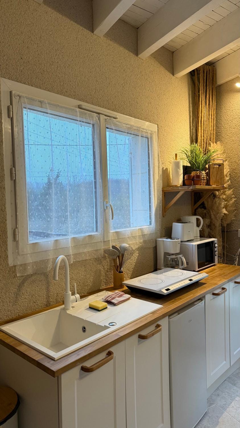 Coffee/tea facilities, Kitchen or kitchenette, microwave, stove, toaster