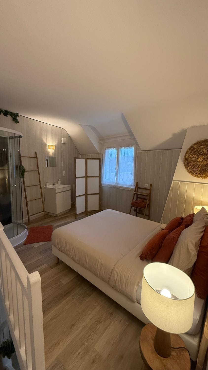 Shower, Toilet, Bed, Bathroom, Photo of the whole room, Bedroom