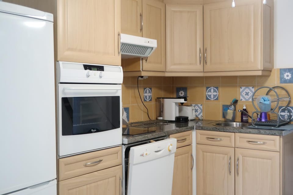 Coffee/tea facilities, dishwasher, minibar, pet friendly, stove, toaster, kitchen