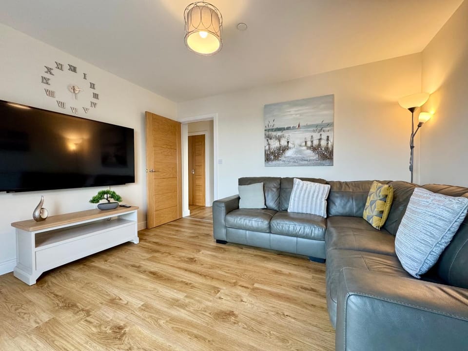 GWEL Y TYWYN - 2 BED APT-ON THE BEACH-TREARDDUR Apartment in Trearddur Bay