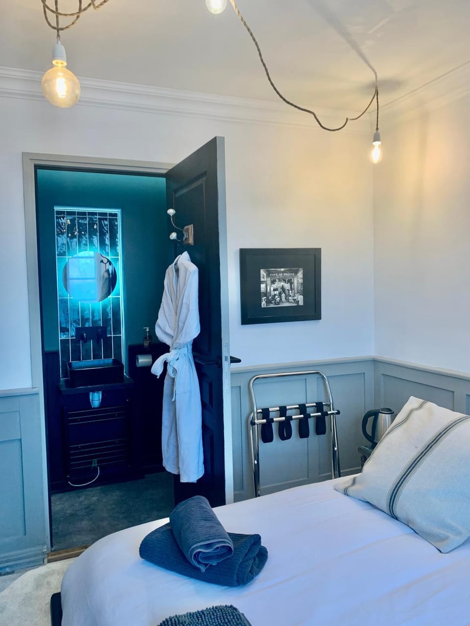 Bed, Bathroom