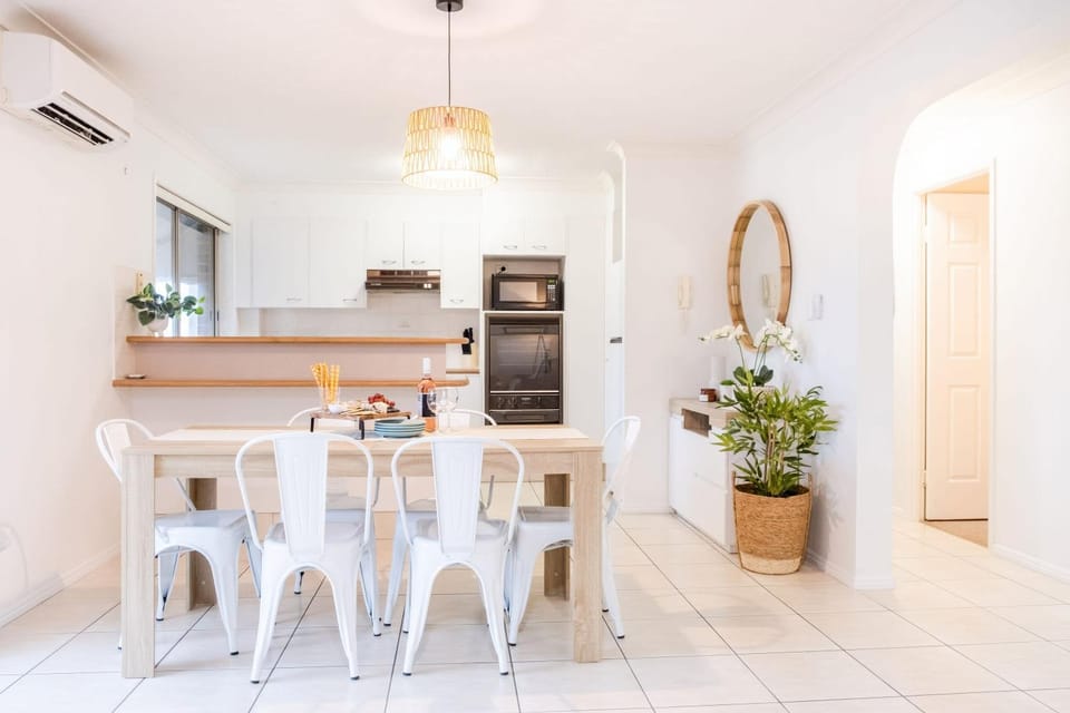 Kitchen or kitchenette, Dining area, air conditioner