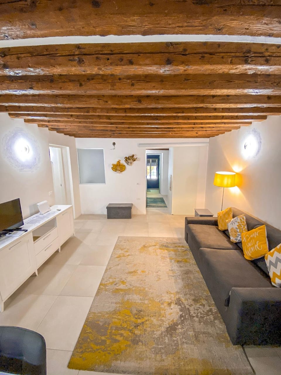 TV and multimedia, Living room, Seating area, Evening entertainment